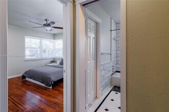 250 NE 48th St in Miami, FL - Foto de edificio - Building Photo