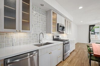 2810 Oak Springs Dr in Austin, TX - Building Photo - Building Photo
