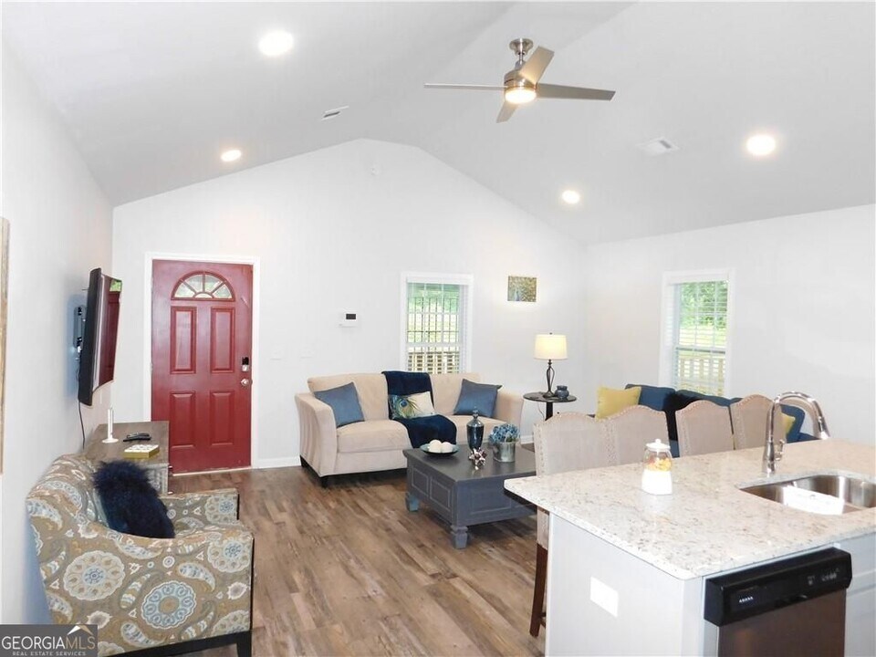 213 Claire Dr SE in Atlanta, GA - Building Photo