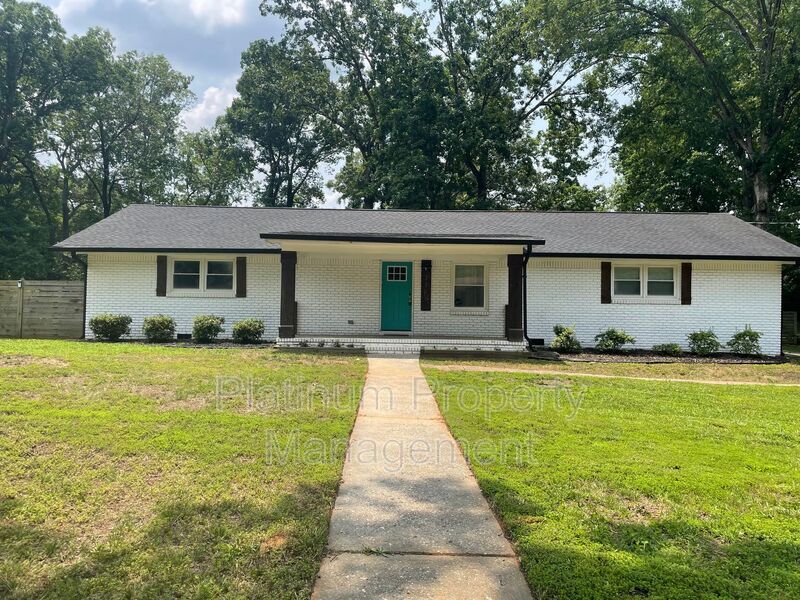 2216 Shancey Ln in Atlanta, GA - Building Photo