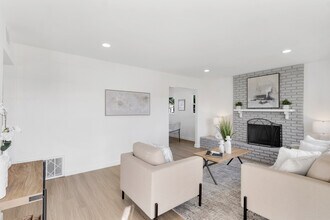 17733 Los Alimos St in Granada Hills, CA - Foto de edificio - Building Photo