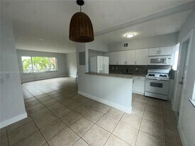 8125 Hawthorne Ave in Miami Beach, FL - Building Photo