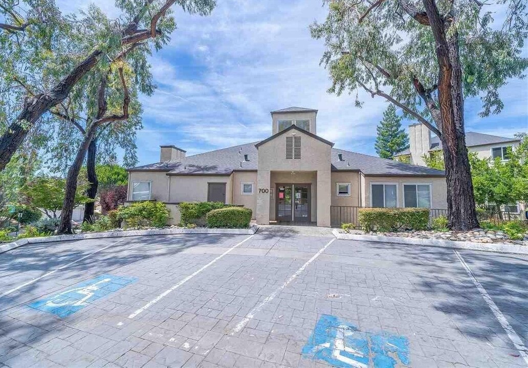 680 Dartmore Ln in Hayward, CA - Foto de edificio