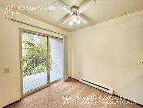 1121 N 200th St, Unit Unit 104 in Shoreline, WA - Building Photo - Building Photo