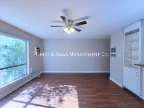 5585 E Pacific Coast Hwy in Long Beach, CA - Building Photo - Building Photo