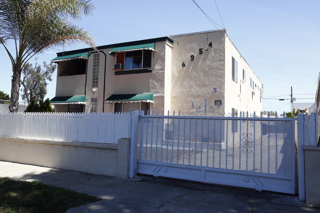 6954 Baird Ave in Reseda, CA - Building Photo