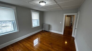 30 Russell St, Unit 2 in Quincy, MA - Foto de edificio - Building Photo