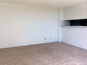 2600 Pualani Way-Unit -703 in Honolulu, HI - Building Photo - Building Photo