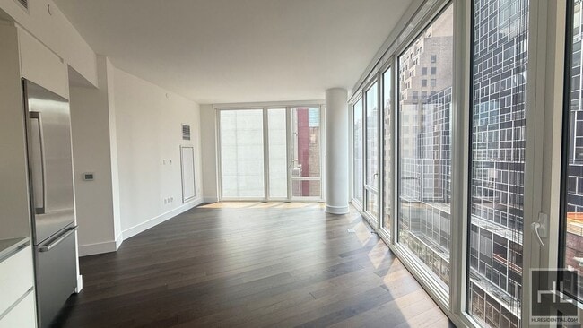 222 E 44th St