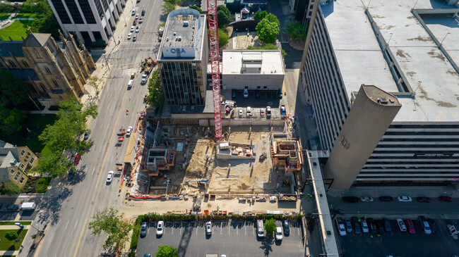 195 E Broad in Columbus, OH - Foto de edificio - Building Photo