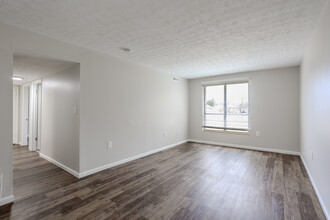 Oak Tree Village in Columbus, OH - Building Photo - Interior Photo