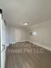 111 Center Ave in Aurora, IL - Foto de edificio - Building Photo