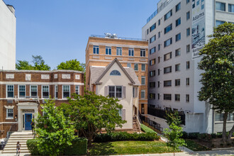 3211 Wisconsin Ave NW in Washington, DC - Foto de edificio - Building Photo