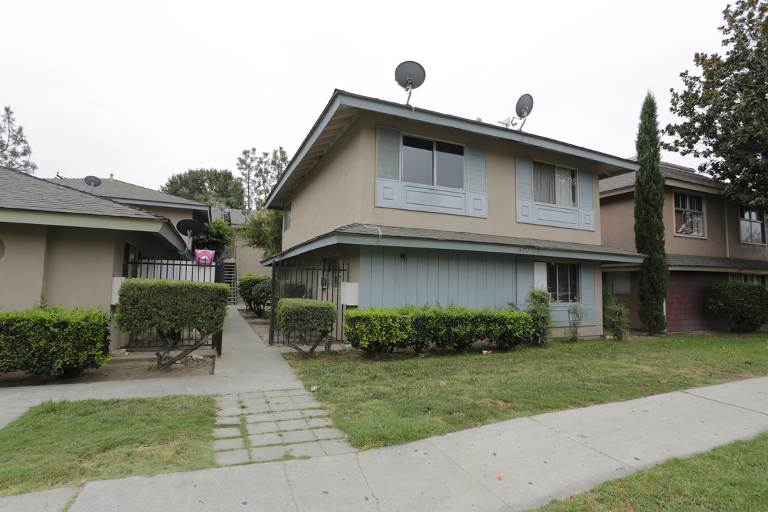 16572 Alliance Ave in Tustin, CA - Foto de edificio