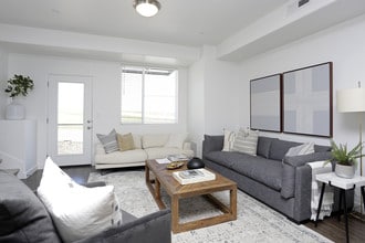 Gladstone Place Townhomes in West Jordan, UT - Foto de edificio - Interior Photo