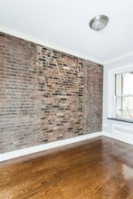 566 Hudson St in New York, NY - Building Photo - Building Photo