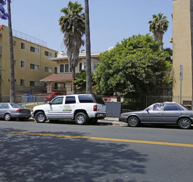 305 S Manhattan Pl in Los Angeles, CA - Foto de edificio - Building Photo