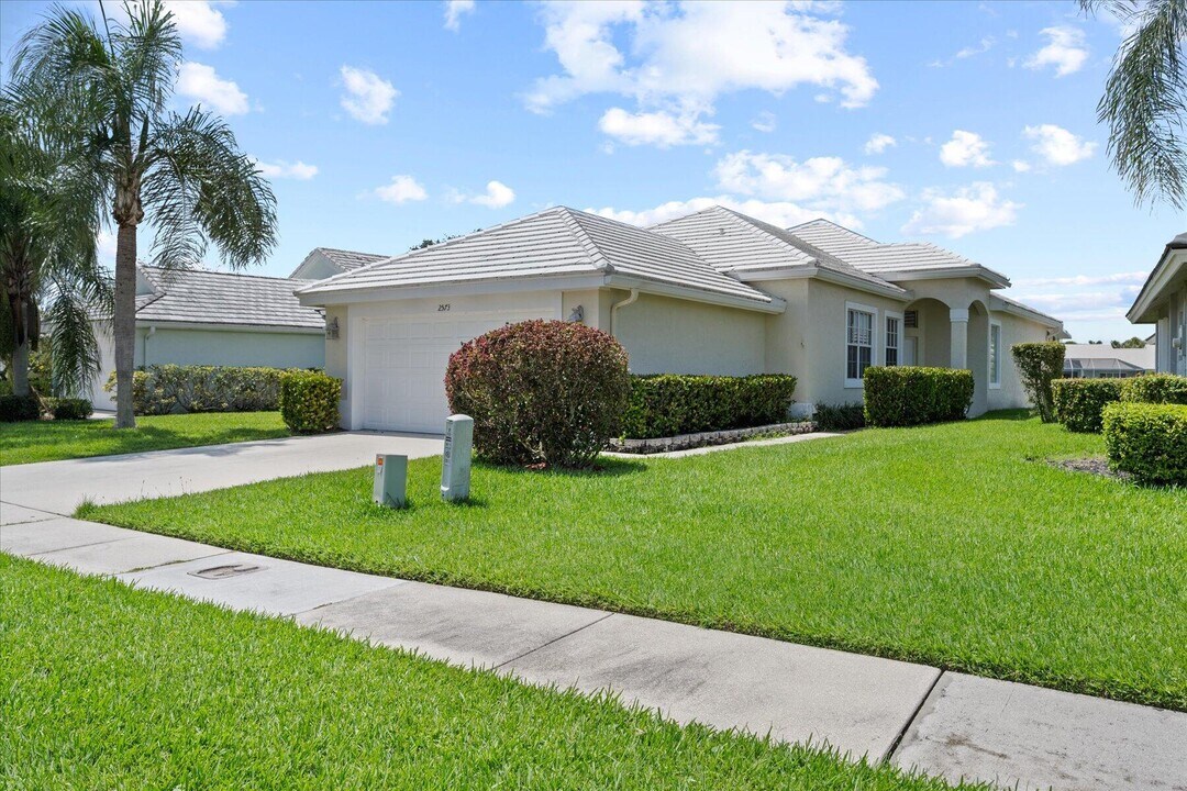 2573 Country Golf Dr in West Palm Beach, FL - Building Photo