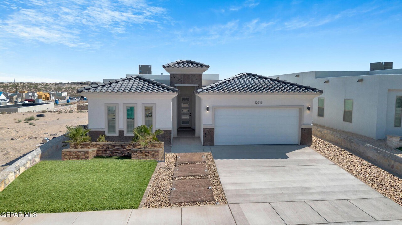 12716 Middlesbrough Ave in Horizon City, TX - Foto de edificio