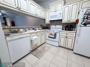9919 Nob Hill Ct in Sunrise, FL - Building Photo - Building Photo