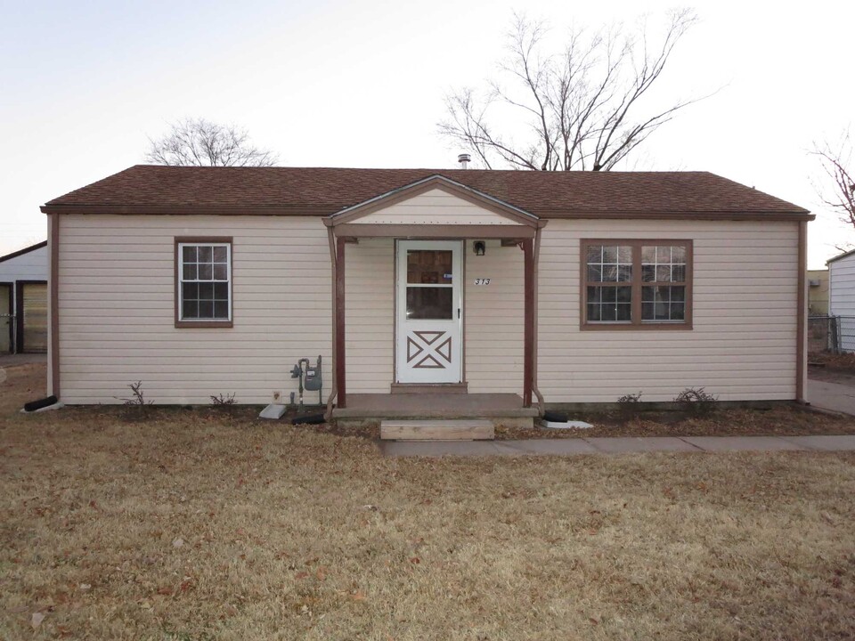 313 Alice St in Haysville, KS - Foto de edificio