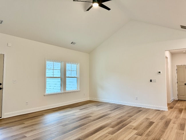 4741 Holland Dam Rd in Flowery Branch, GA - Foto de edificio - Building Photo