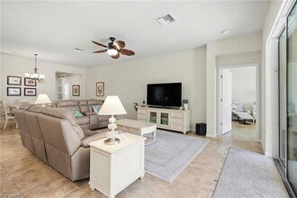 28011 Pisces Ln in Bonita Springs, FL - Foto de edificio - Building Photo