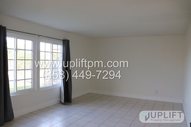8095 Jade Coast Rd in San Diego, CA - Foto de edificio - Building Photo