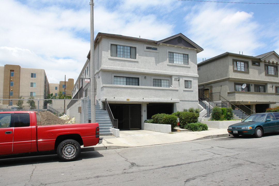257 E Santa Anita Ave in Burbank, CA - Foto de edificio