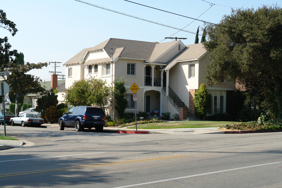 127 N Verdugo Rd in Glendale, CA - Building Photo