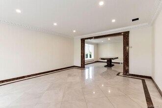 49 Harborview W in Lawrence, NY - Building Photo - Building Photo