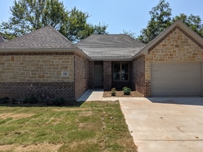 532 W Ford St in Denison, TX - Building Photo - Building Photo
