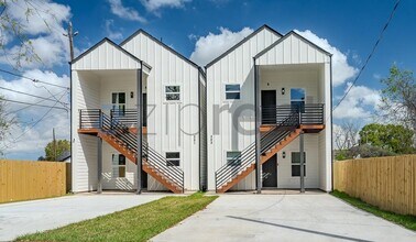303 Cartersville St in Houston, TX - Foto de edificio - Building Photo
