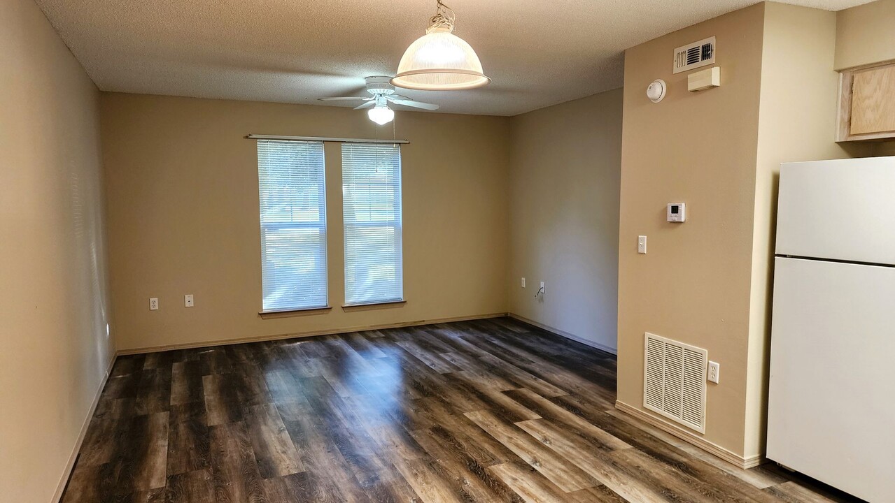 126 Rhodes Ave in Springdale, AR - Foto de edificio