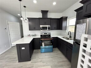 1409 S Michigan St-Unit -2 in Alton, TX - Foto de edificio - Building Photo