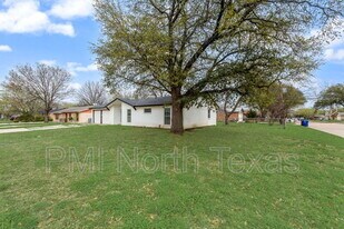 305 Live Oak Dr in Mansfield, TX - Building Photo
