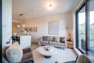 2118 Bloor St W in Toronto, ON - Building Photo - Building Photo