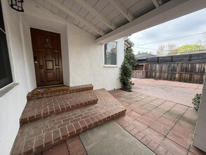 4939 Hayvenhurst Ave in Los Angeles, CA - Building Photo - Building Photo