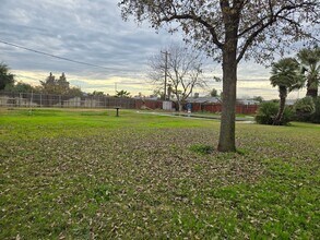 1236 Pleasant Way in Hanford, CA - Building Photo - Building Photo