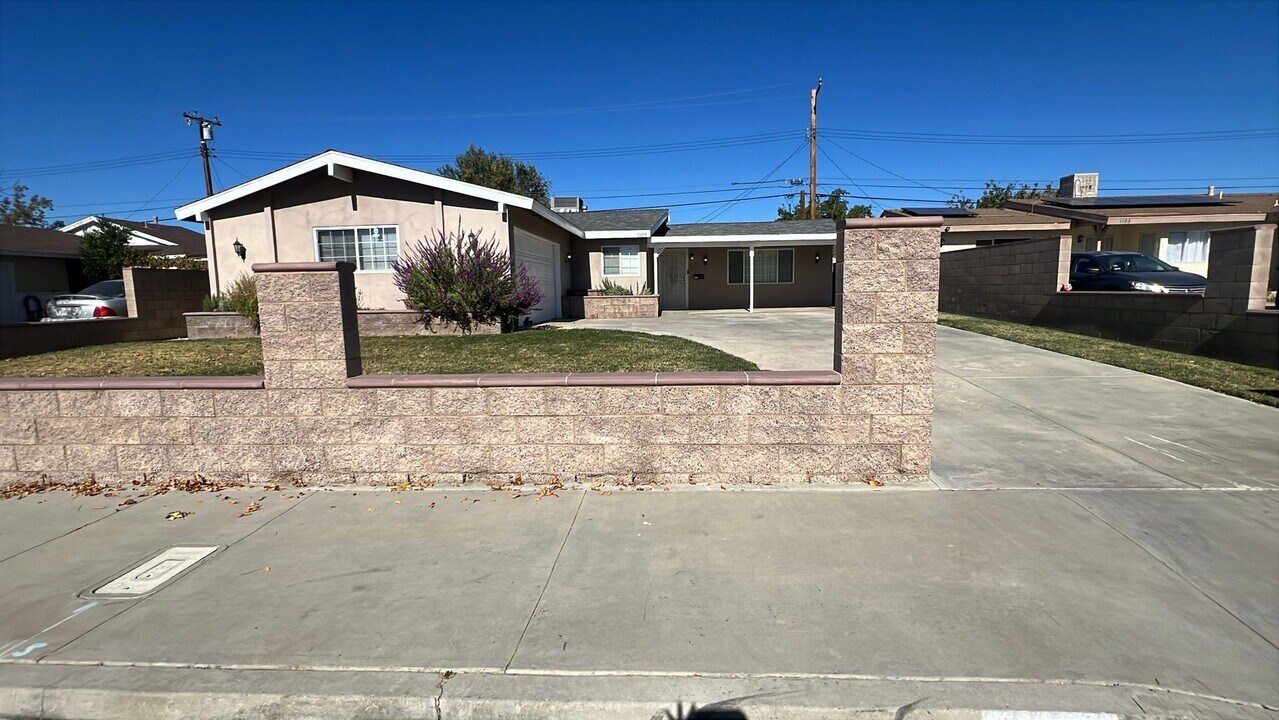 1109 W Ave J 9 in Lancaster, CA - Foto de edificio