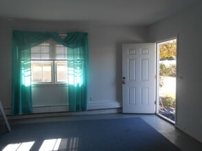 202 Burr Rd, Unit #2 in Commack, NY - Foto de edificio - Building Photo
