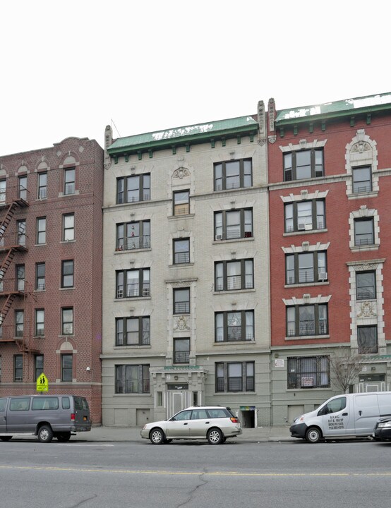 249 E Kingsbridge in Bronx, NY - Building Photo