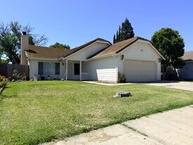 422 El Portal Ct in Merced, CA - Building Photo