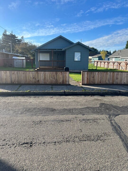 2472 Marion Ave in North Bend, OR - Building Photo