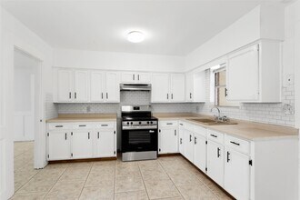1212 W Snyder St in Alvin, TX - Building Photo - Building Photo