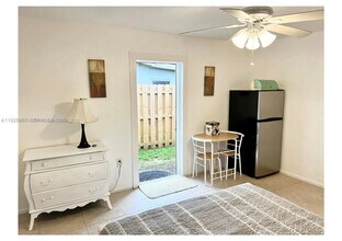 2449 NW 73rd Ave in Sunrise, FL - Foto de edificio - Building Photo