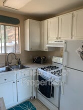 1514 S Stage Coach Ln in Fallbrook, CA - Foto de edificio - Building Photo