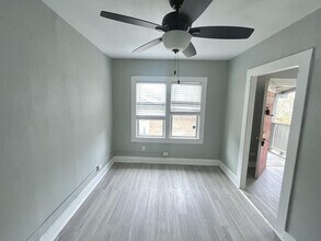 217 Lotus St in San Antonio, TX - Building Photo - Building Photo