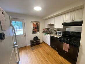 16 Stonecleve Rd in Wellesley, MA - Building Photo - Building Photo
