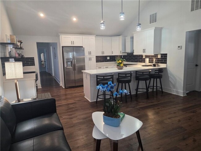 property at 755 Bonnie Brae Ave SW